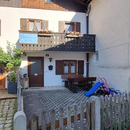Klotz Mit Kinderzimmer Und Spielsachen